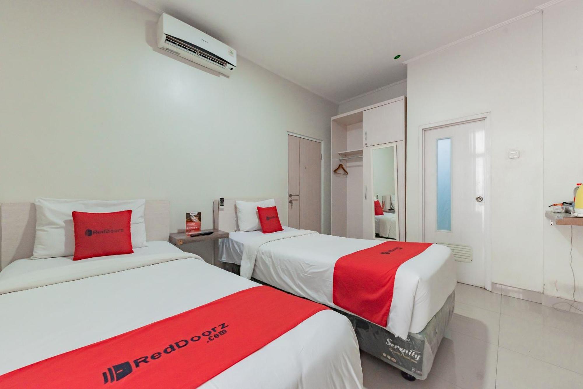 Reddoorz Near Pasar Baru Bandung Hotel Buitenkant foto